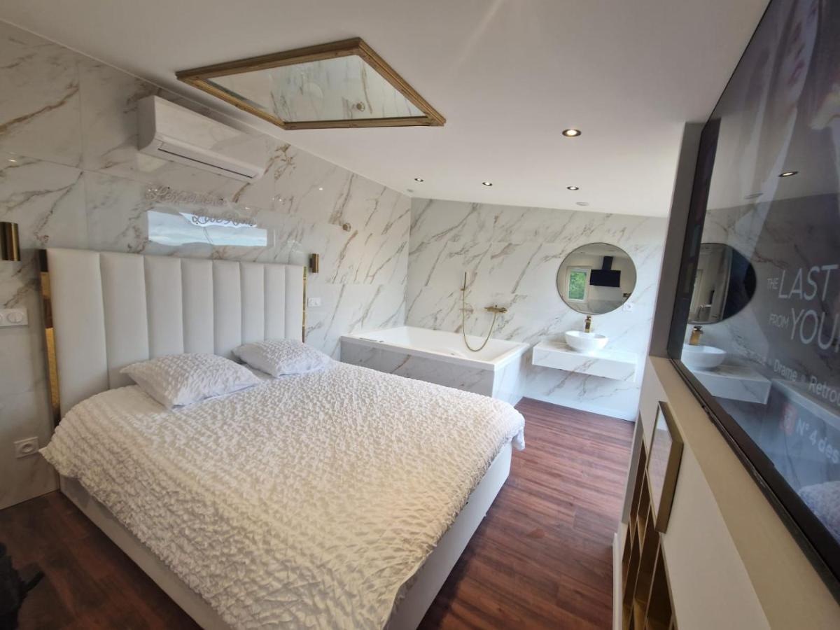 L'Experience Love Room Saint-Jean-Bonnefonds Екстериор снимка