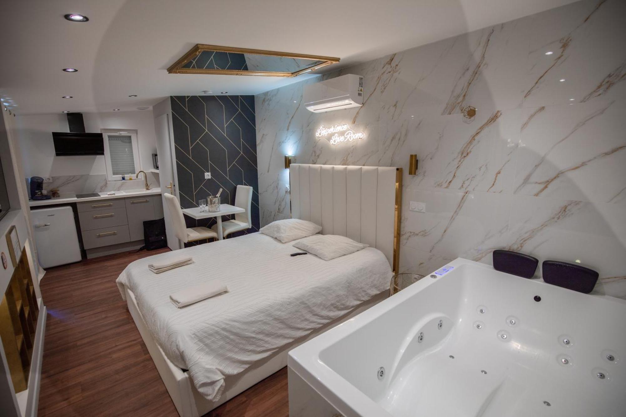 L'Experience Love Room Saint-Jean-Bonnefonds Екстериор снимка