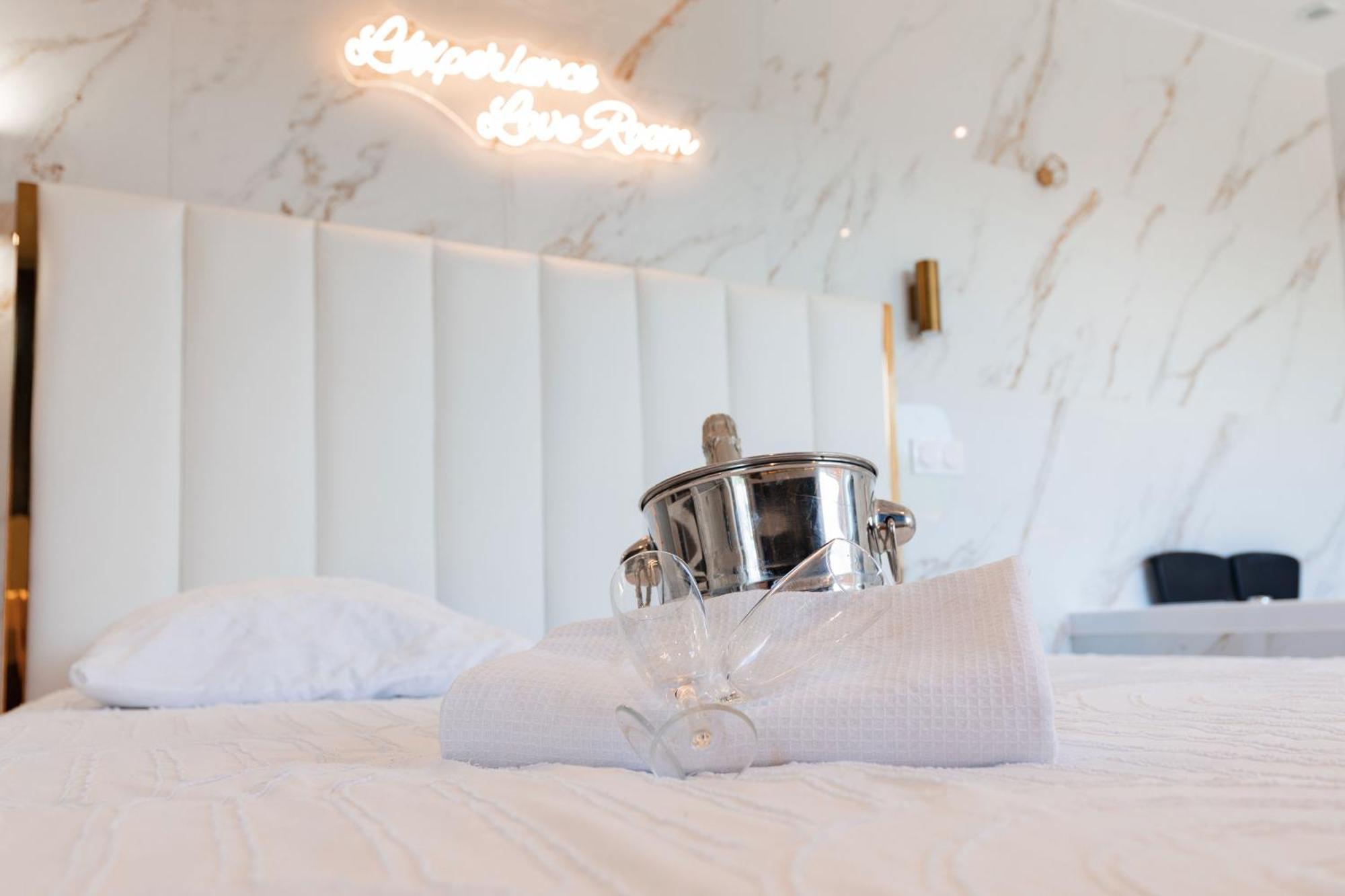 L'Experience Love Room Saint-Jean-Bonnefonds Екстериор снимка