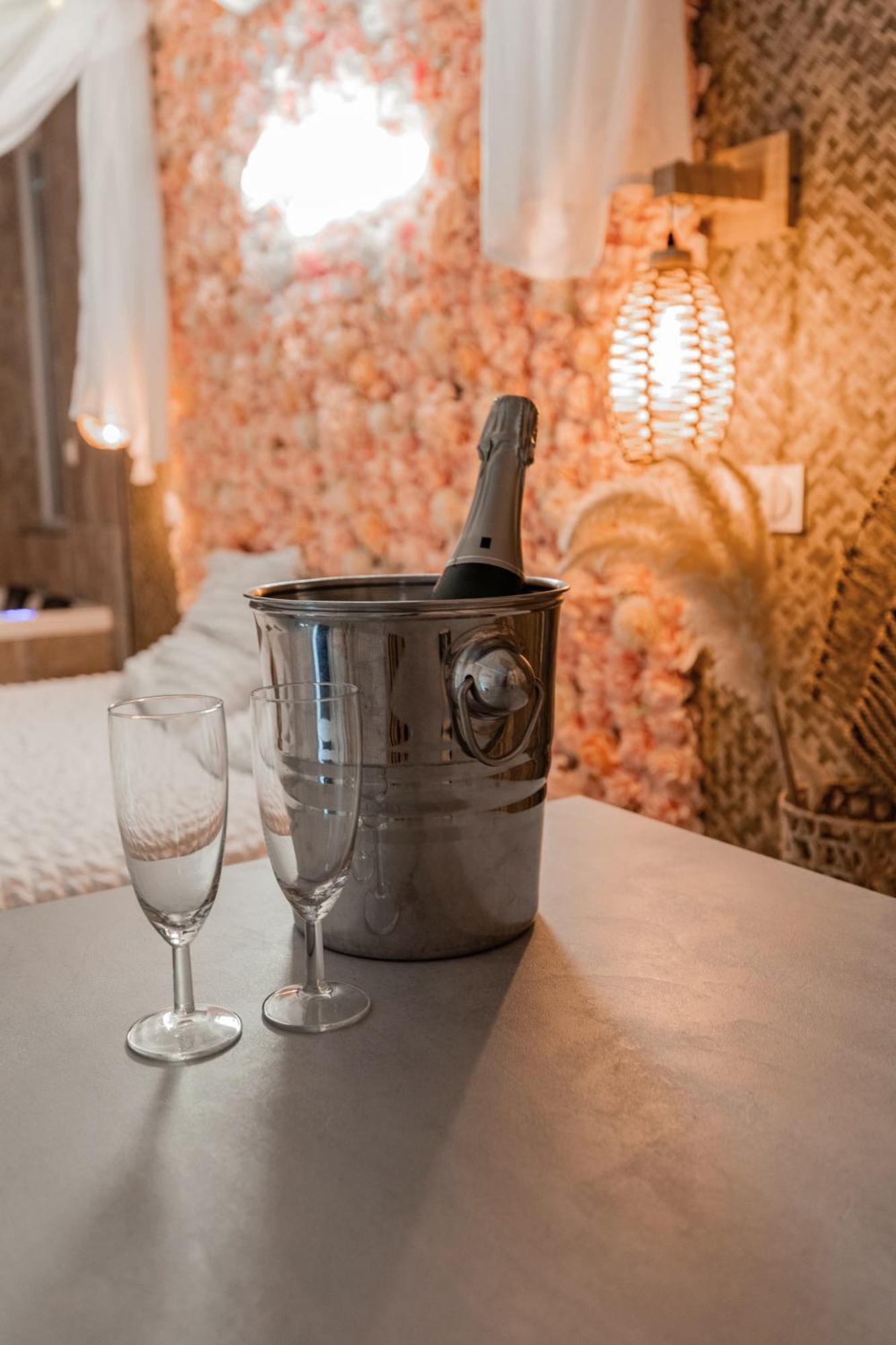 L'Experience Love Room Saint-Jean-Bonnefonds Екстериор снимка